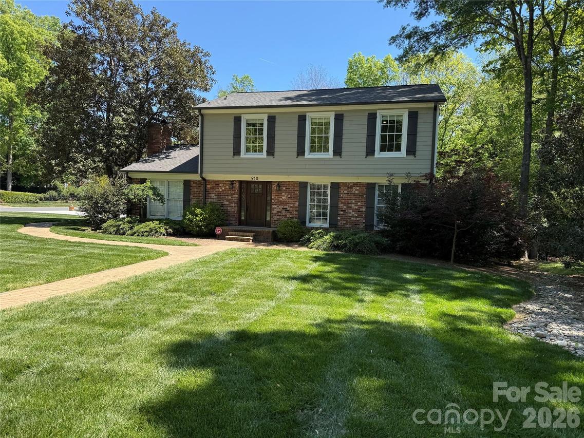910 Braeburn Rd., Charlotte, NC 28211