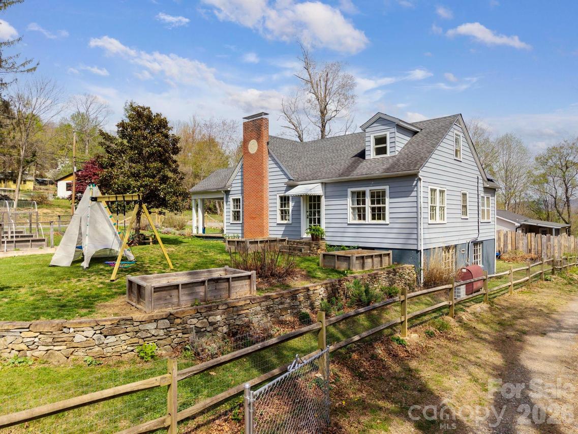 318 Stonewall Ave., Swannanoa, NC 28778