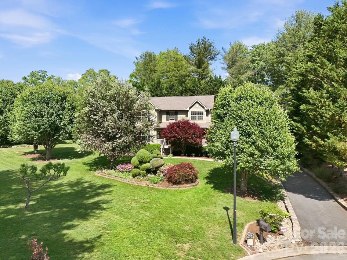 306 Woodview Ct., Fletcher, NC 28732