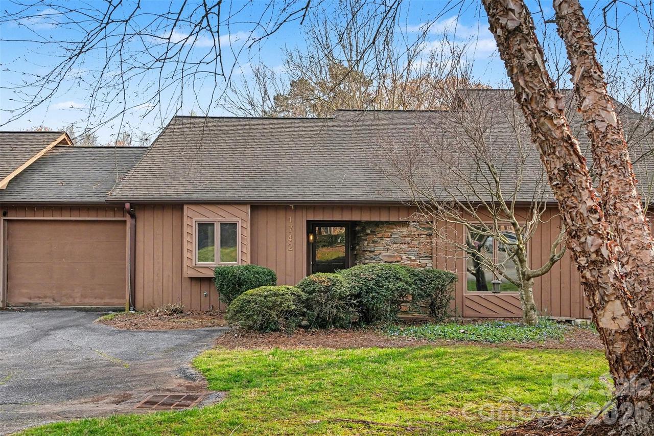 1742 NE 12th St., Hickory, NC 28601