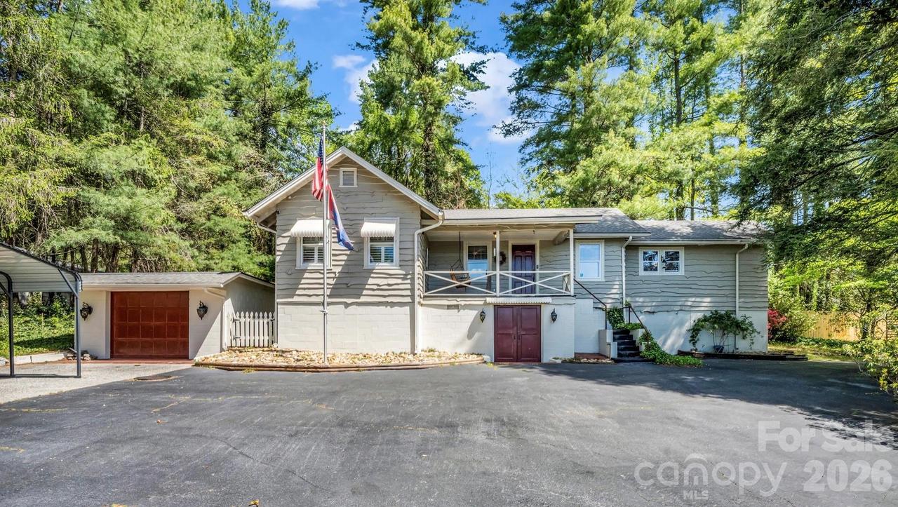 110 Chariton Ave., Hendersonville, NC 28739