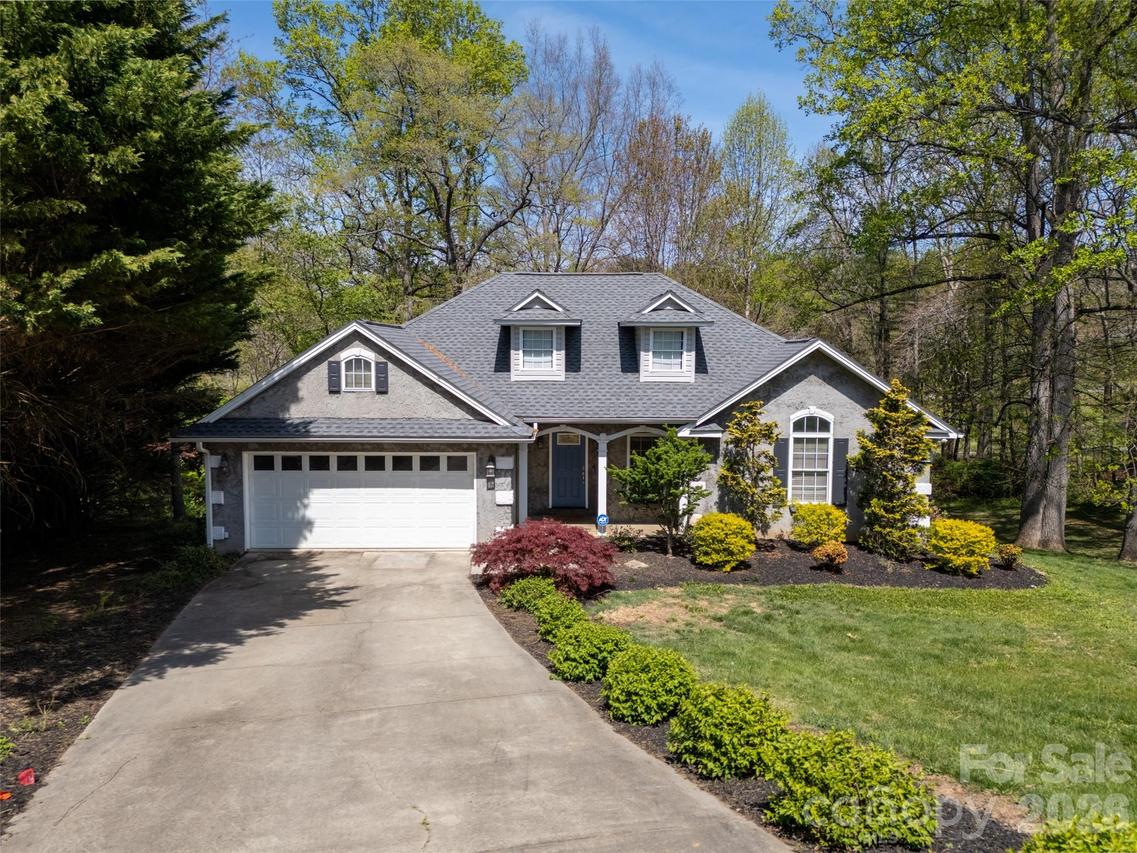 69 N Willow Brook Dr., Asheville, NC 28806