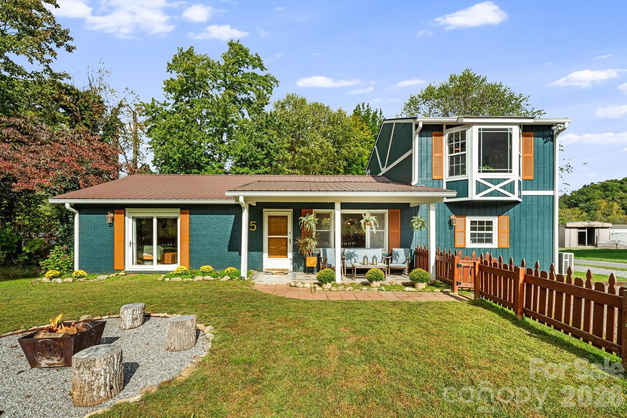 25 Pinewood Dr., Waynesville, NC 28786