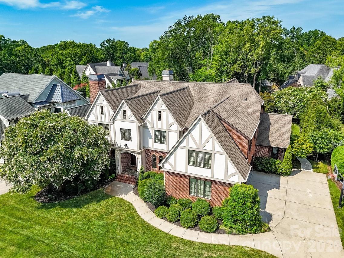 808 Huntington Park Dr., Charlotte, NC 28211
