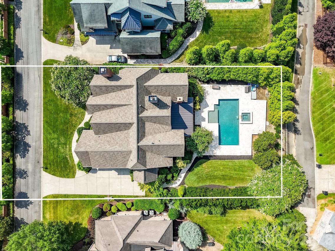 808 Huntington Park Dr., Charlotte, NC 28211