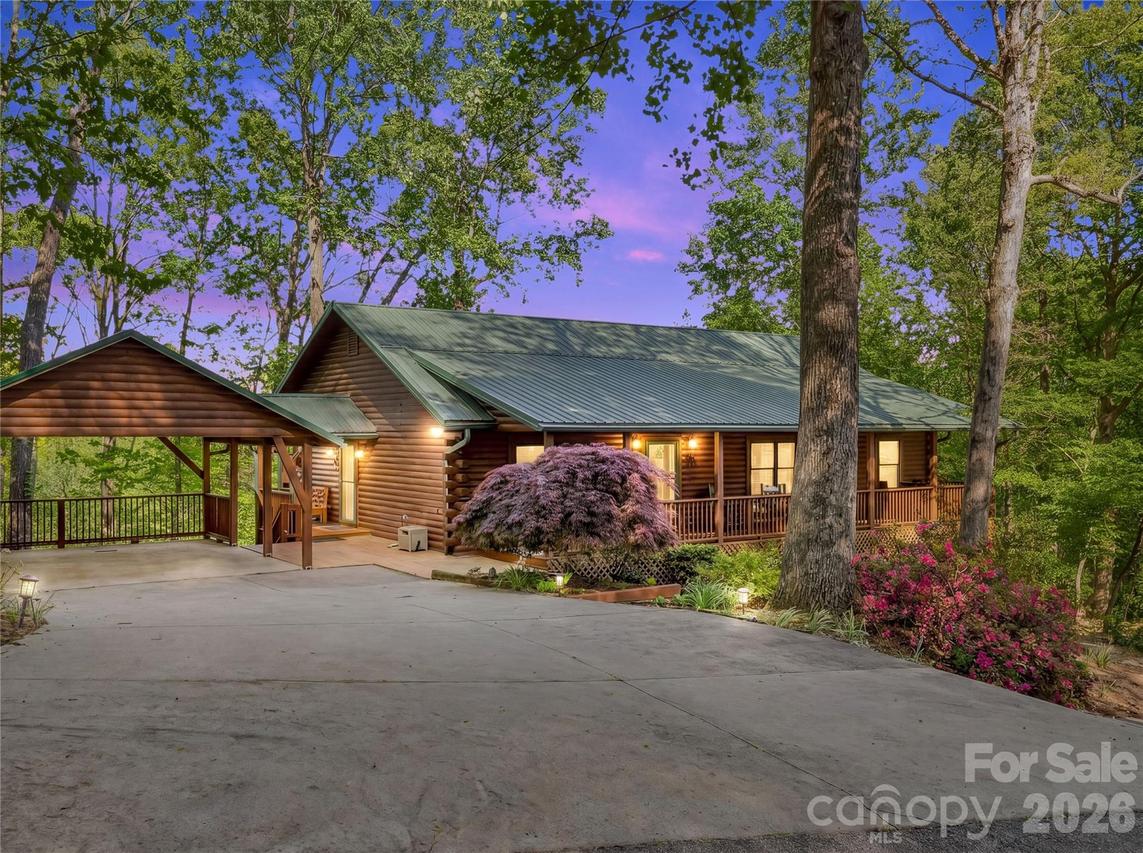 212 Glen Echo Cir., Saluda, NC 28773