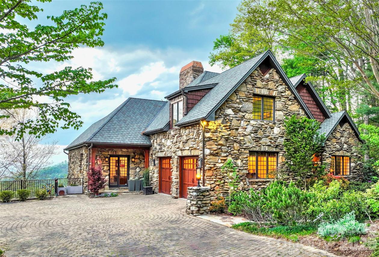 8 Timber Wolf Ct., Asheville, NC 28804