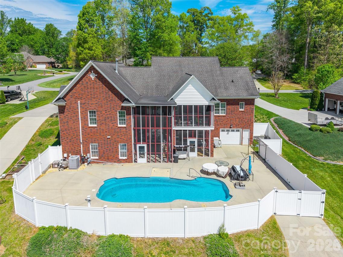 122 Upper Oak Dr., Statesville, NC 28625