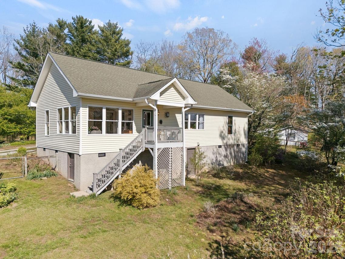 367 Crescent St., Saluda, NC 28773