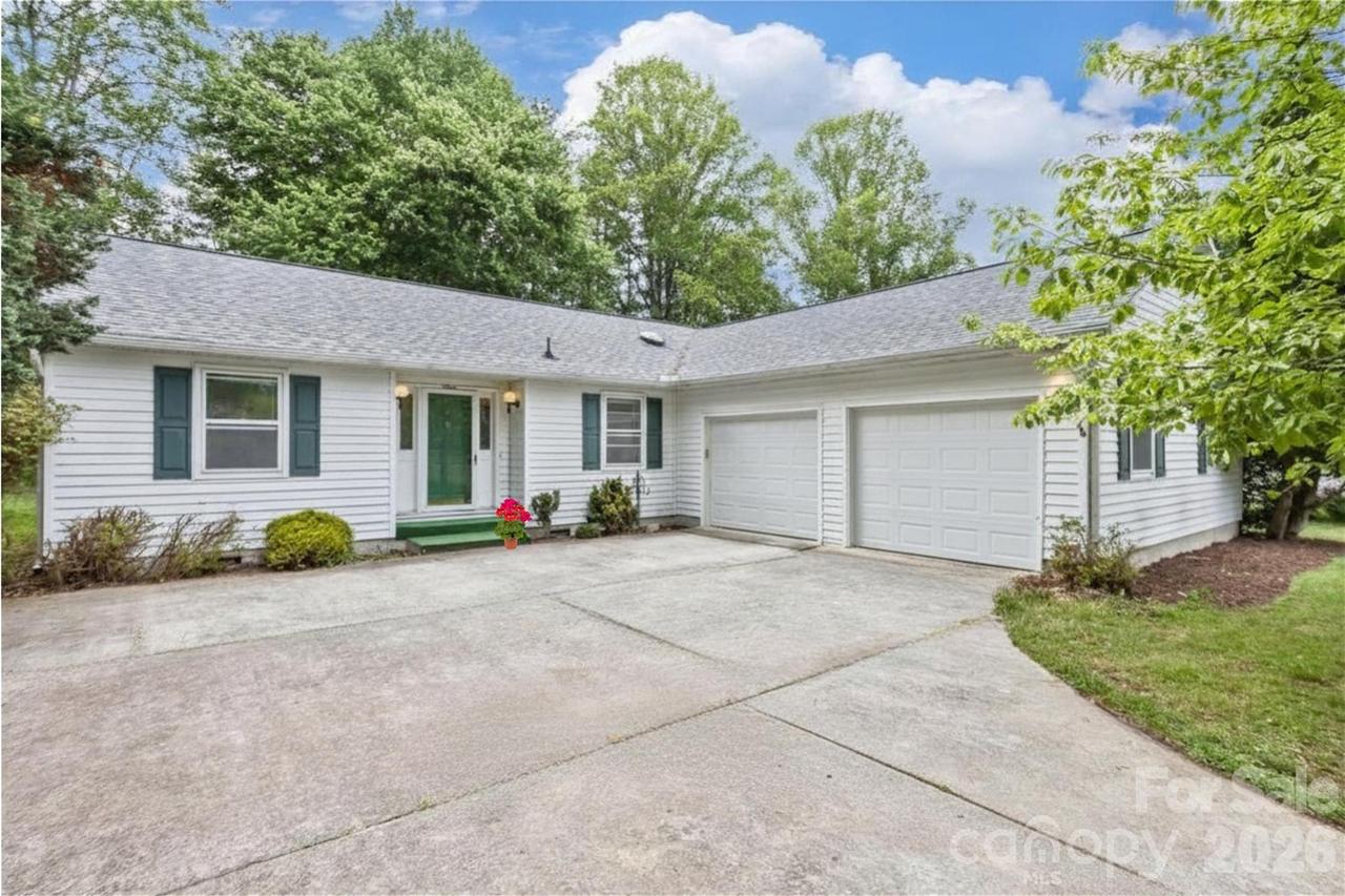 7 Teaneck Cir., Hendersonville, NC 28791