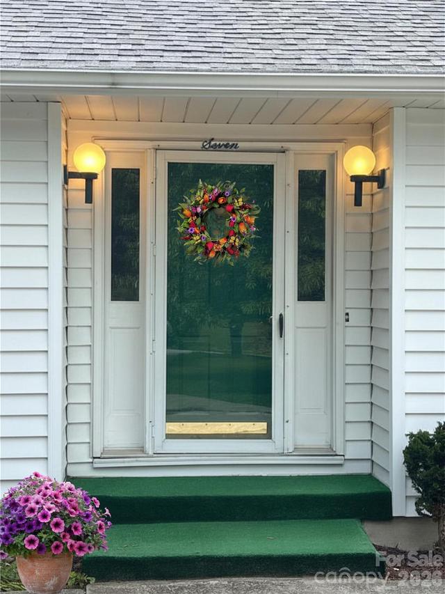 7 Teaneck Cir., Hendersonville, NC 28791