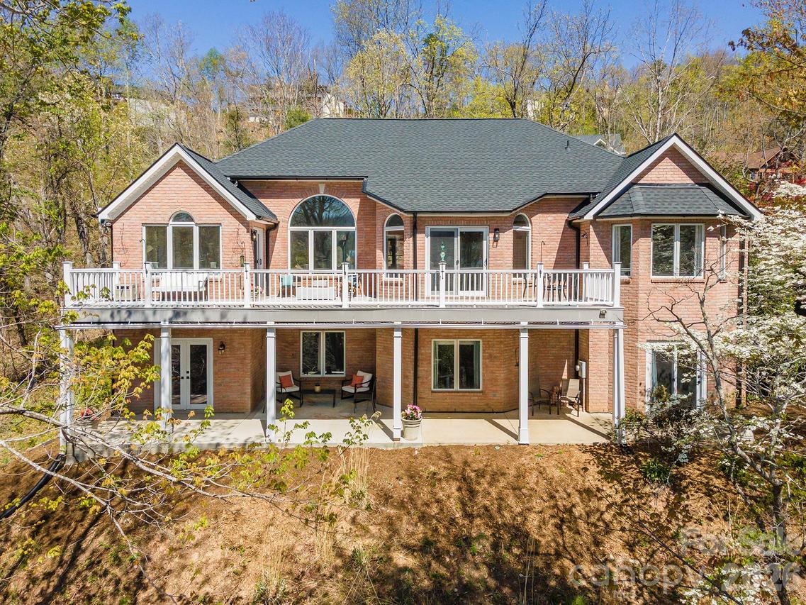 11 High Meadow Dr., Weaverville, NC 28787