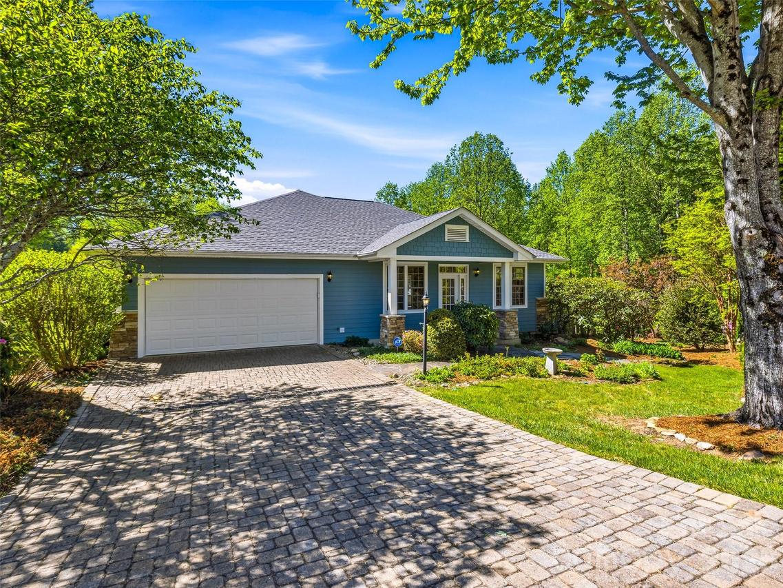 35 Stonecrest Ct., Flat Rock, NC 28731