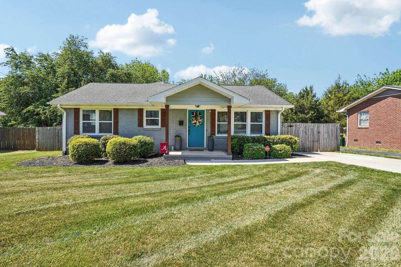 4238 Donnybrook Pl., Charlotte, NC 28205