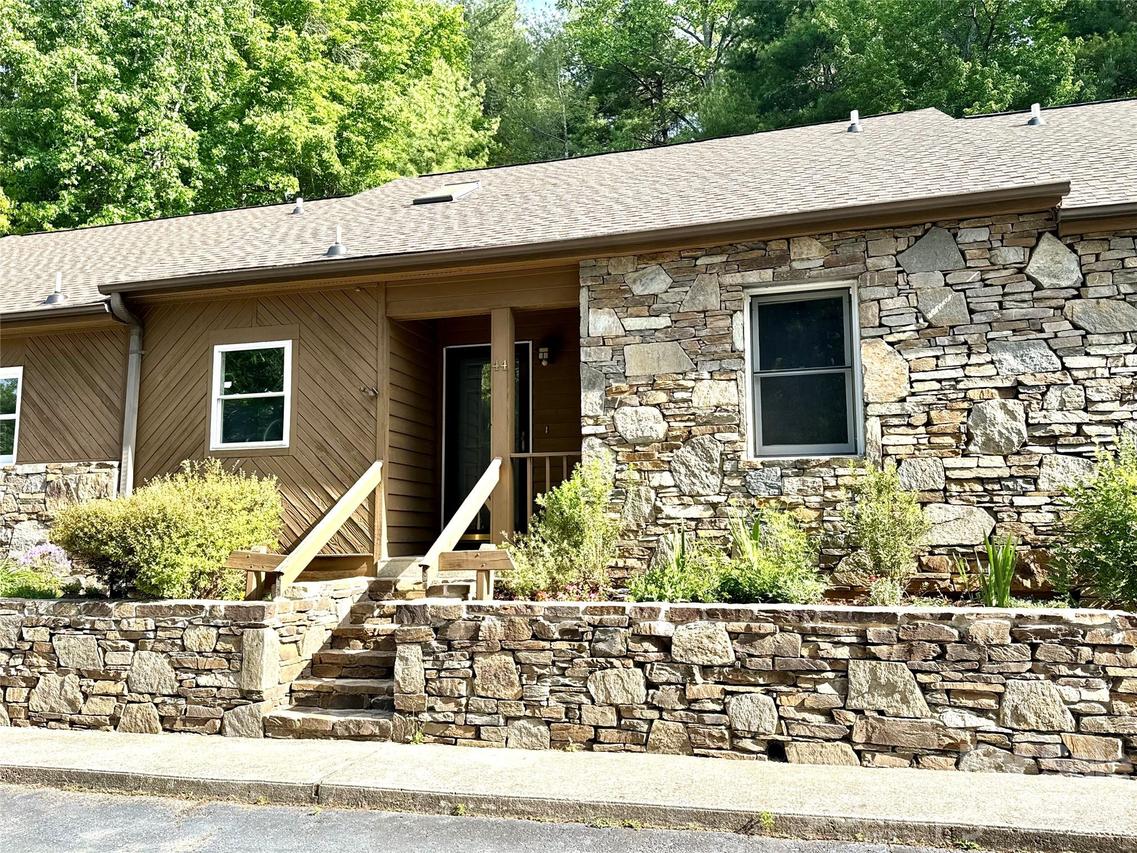 44 Sagebrush Cir., Etowah, NC 28729