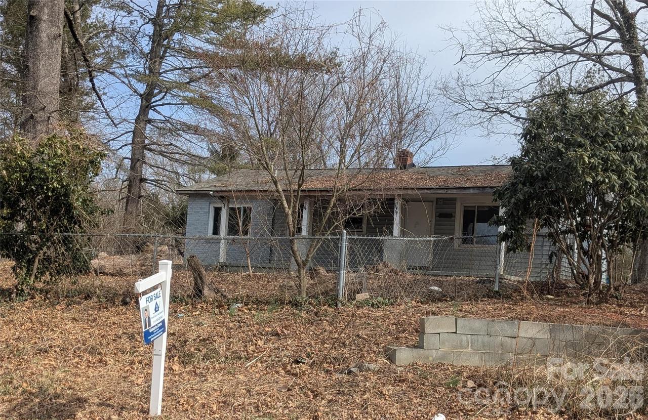 379 Oakview Park Rd., Asheville, NC 28803