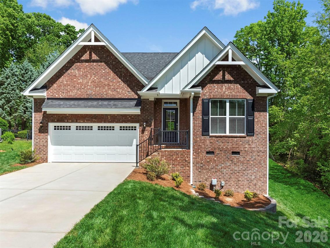 5440 Welch Ct., Cramerton, NC 28032