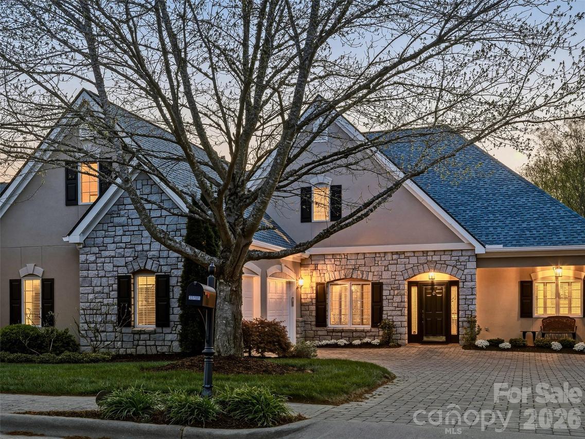33 Tiverton Ln., Asheville, NC 28803