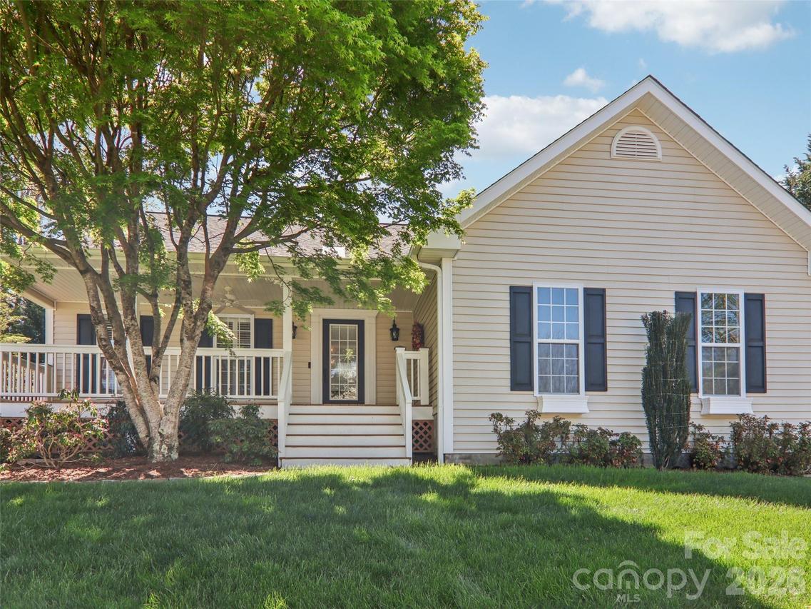 117 Apple Meadow Ct., Hendersonville, NC 28739