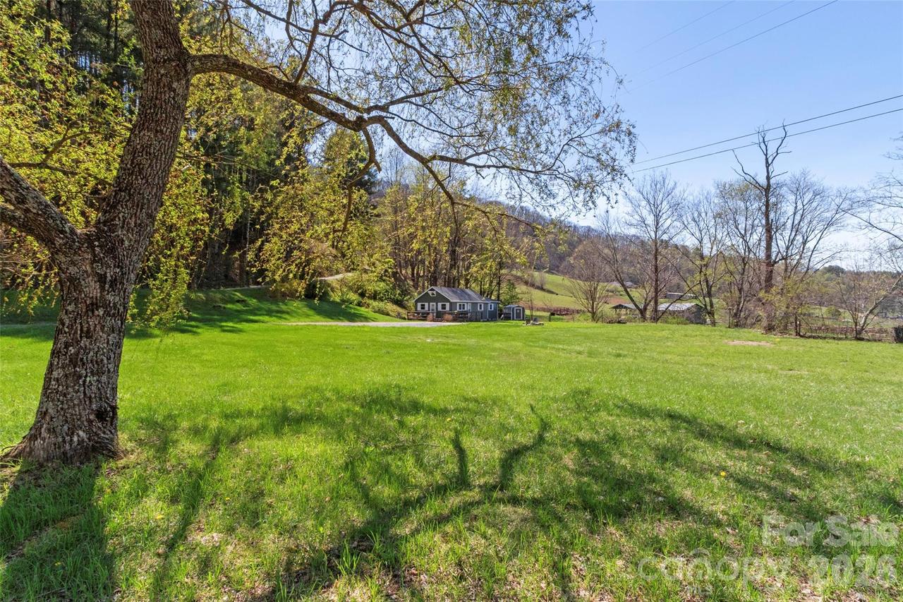 24 Baldridge Dr., Burnsville, NC 28714