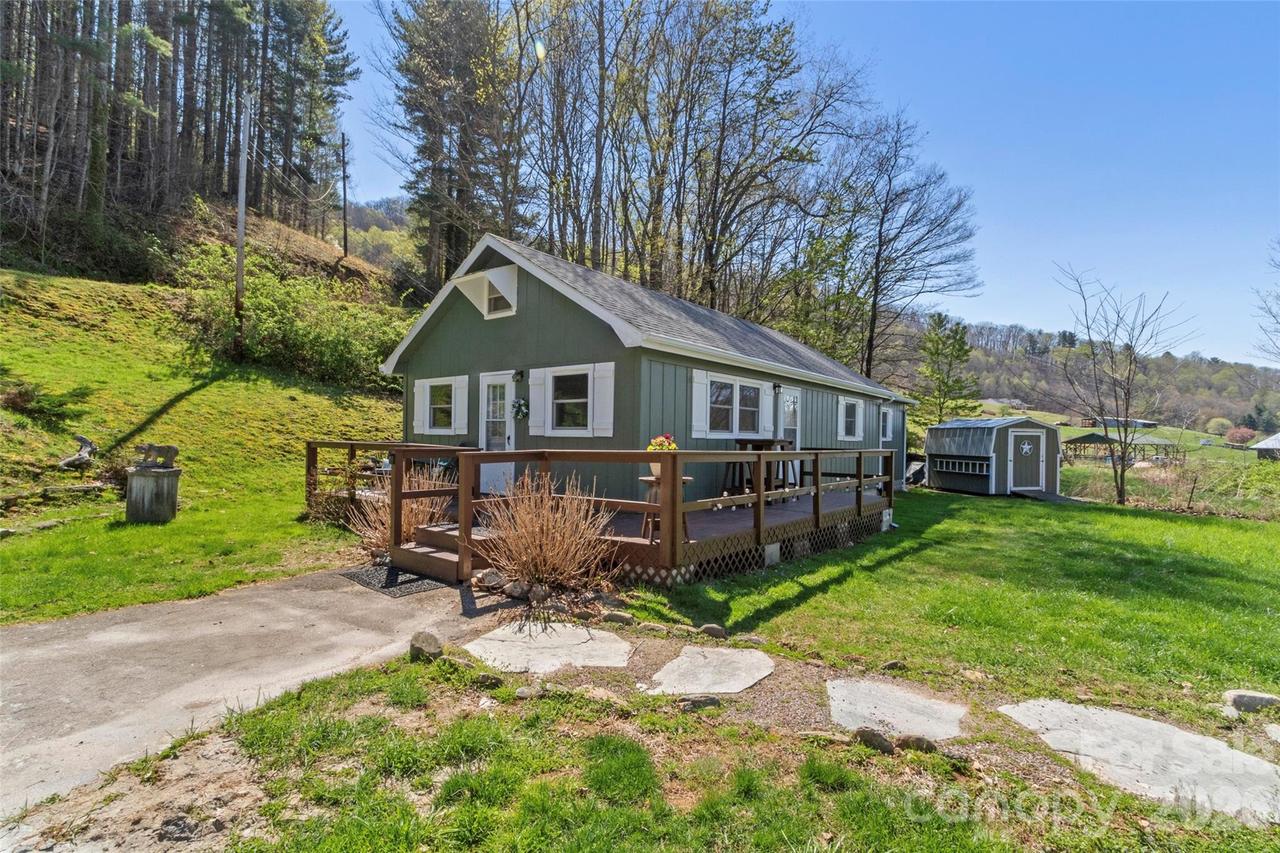 24 Baldridge Dr., Burnsville, NC 28714