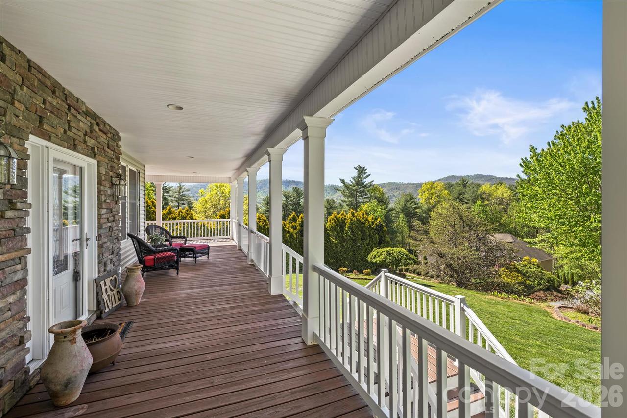 420 Kanuga Forest Dr., Hendersonville, NC 28739