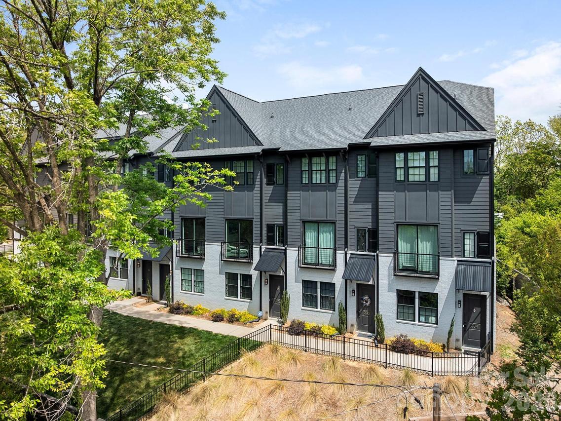 226 Sutton Park Ln., Charlotte, NC 28211