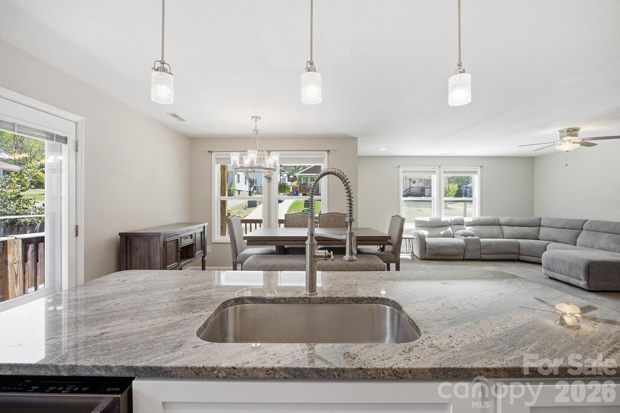 9 Half Moon Dr., Swannanoa, NC 28778