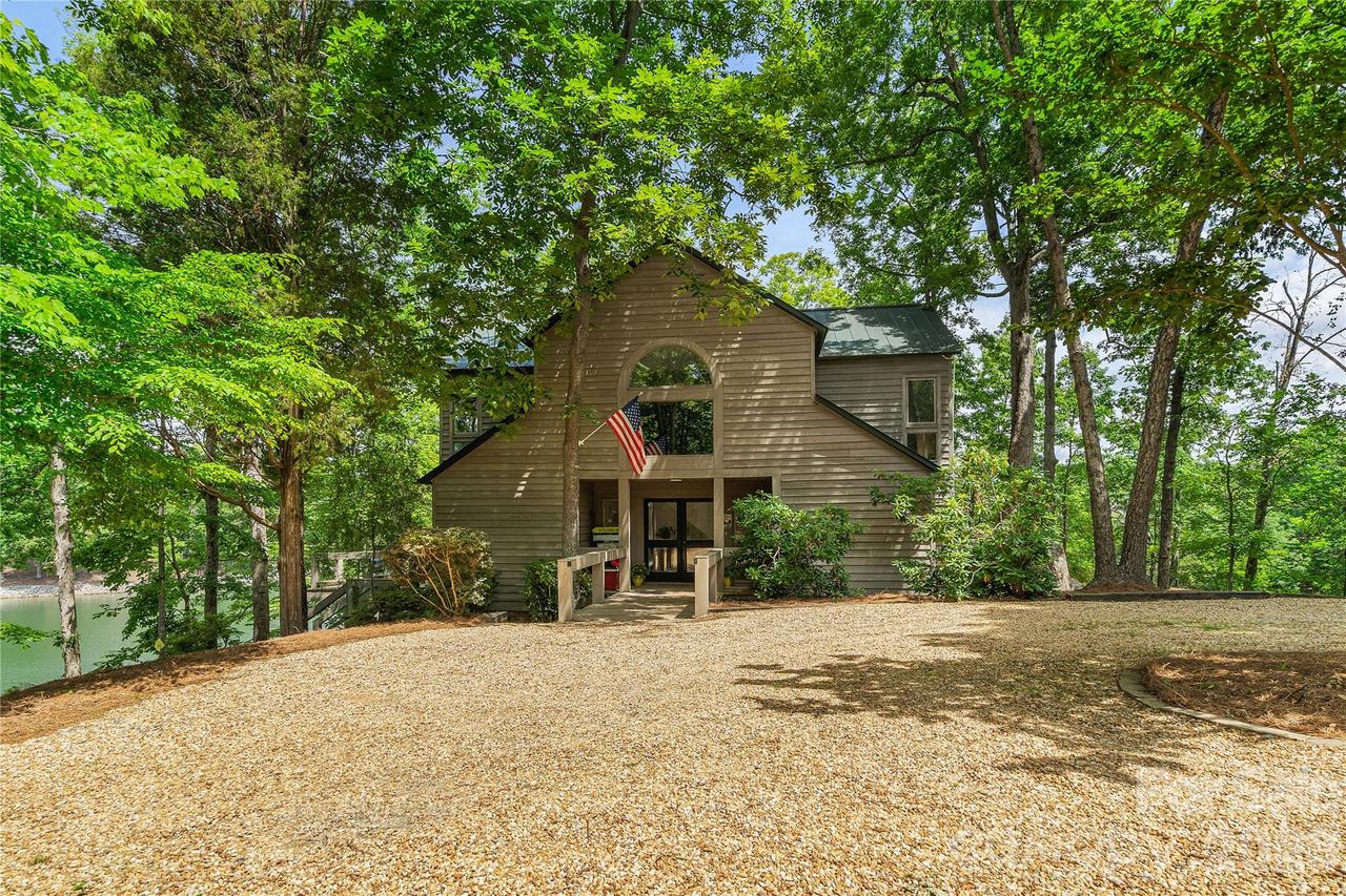 121 Rhinehill Dr., Mooresville, NC 28117