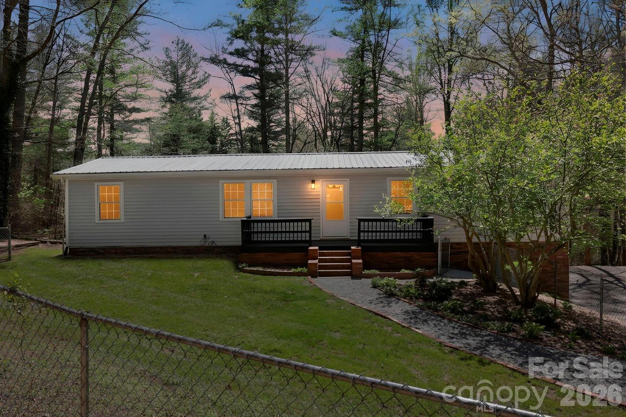 5 Country Rd., Hendersonville, NC 28791