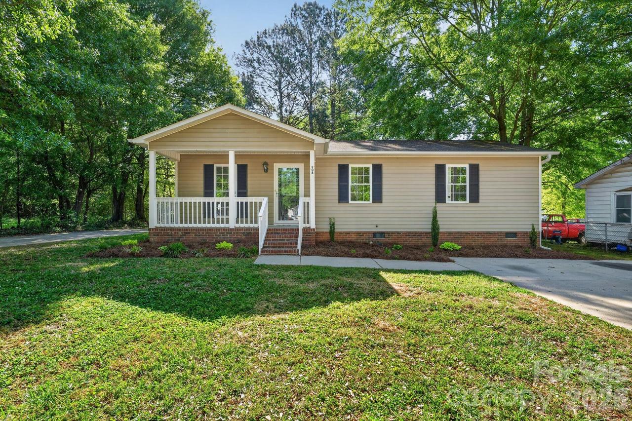 208 S Pasour St., Dallas, NC 28034