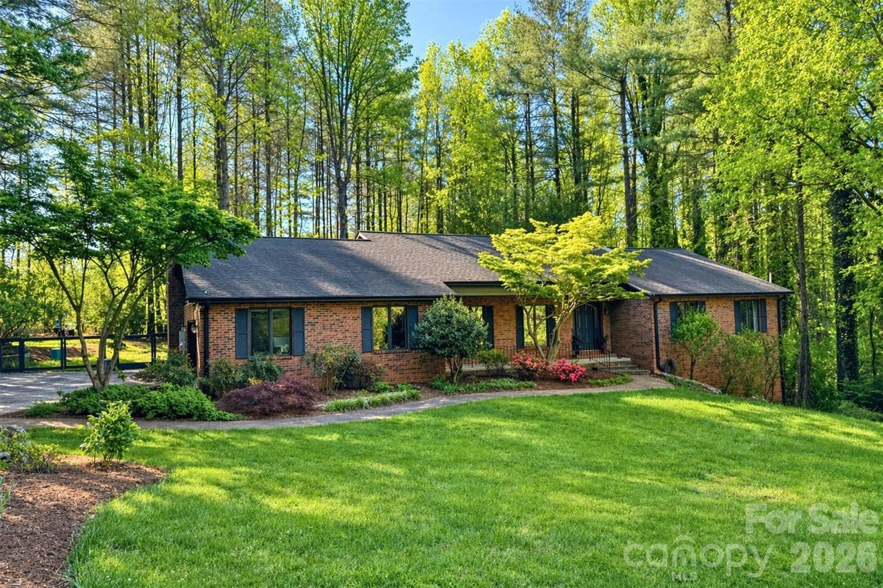 9 Westbridge Dr., Hendersonville, NC 28739