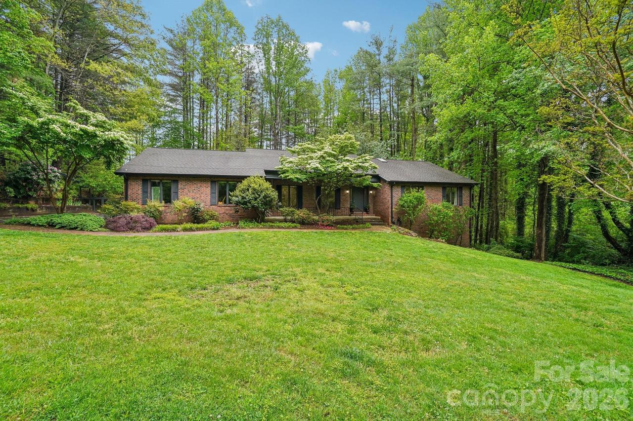 9 Westbridge Dr., Hendersonville, NC 28739