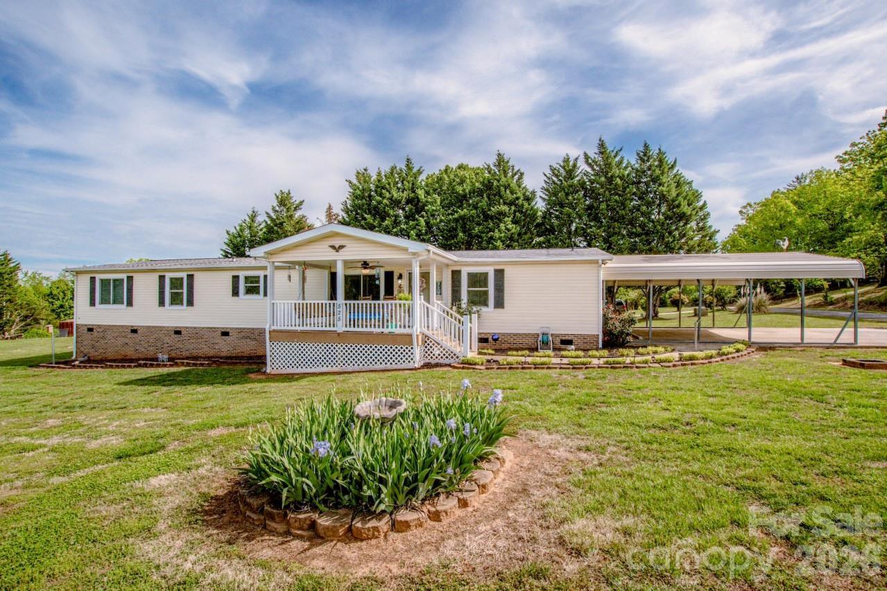 525 Mountain Meadows Dr., Bessemer City, NC 28016