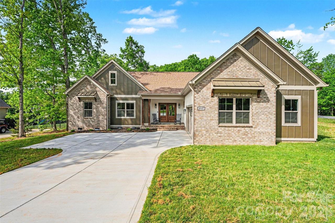 4527 Burrenfort Dr., Denver, NC 28037