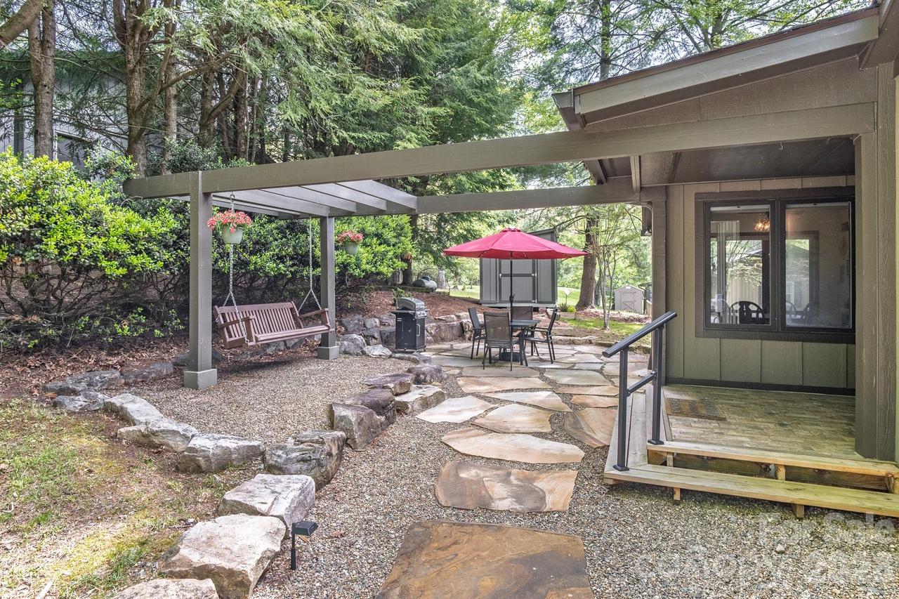 22 Dalonigei Ct., Brevard, NC 28712