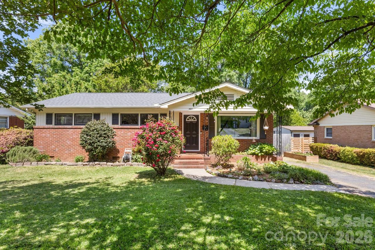1527 Woodhill Ln., Charlotte, NC 28205
