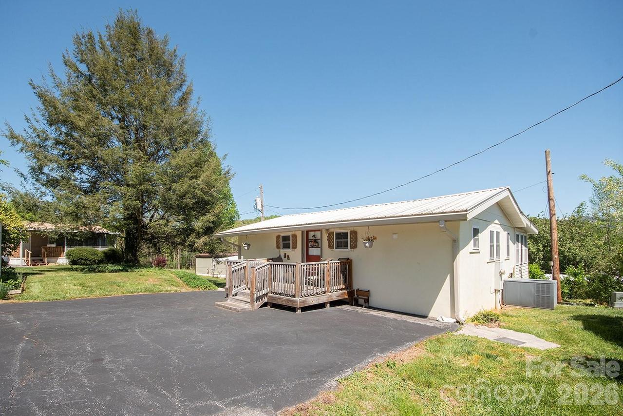 59 S Front St., Franklin, NC 28734