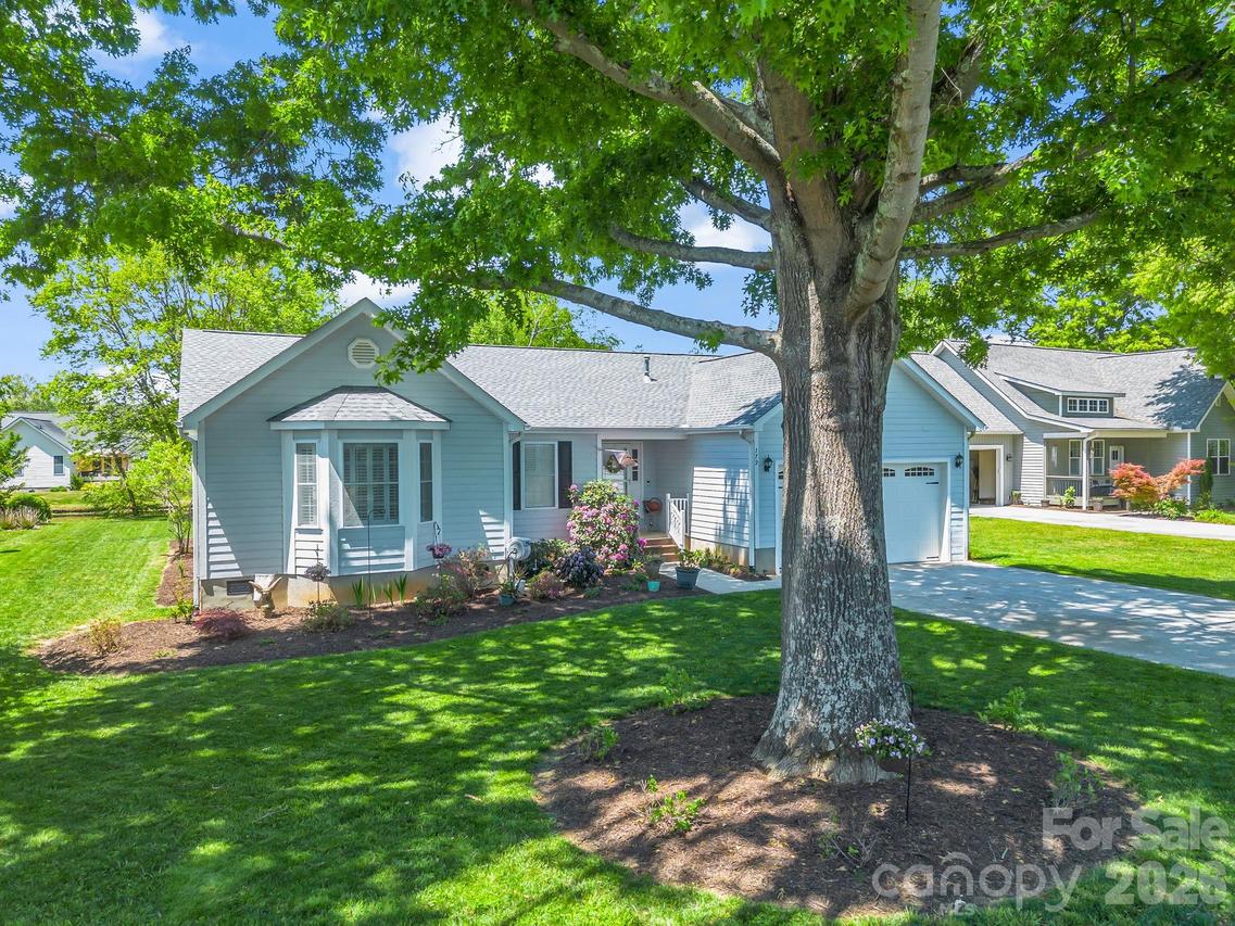 179 Kingfisher Ln., Mills River, NC 28759