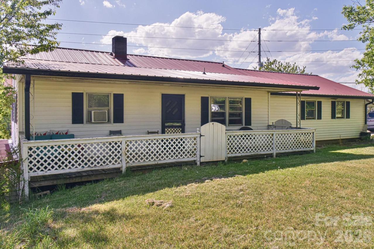 16 Rocking Chair Ln., Leicester, NC 28748