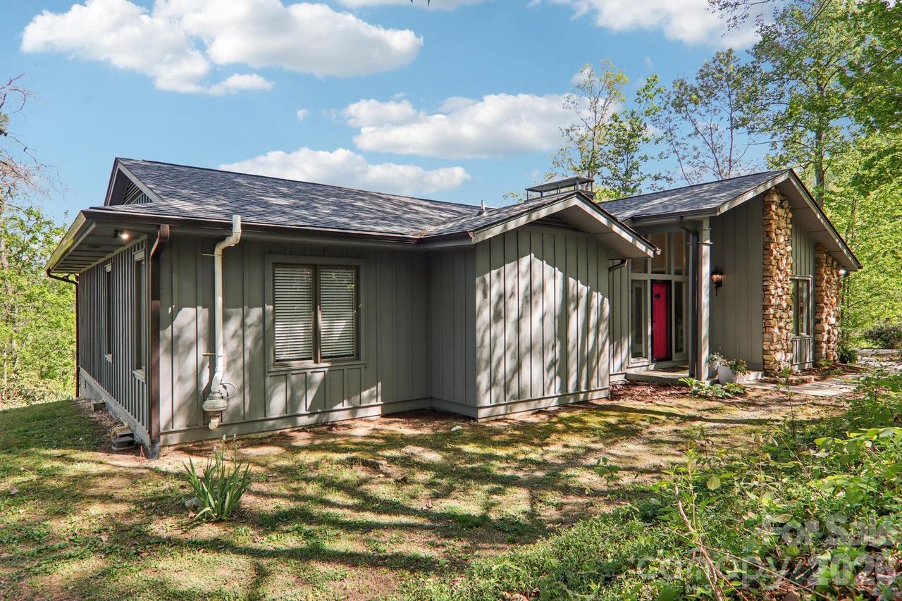 817 Greenwood Dr., Hendersonville, NC 28791