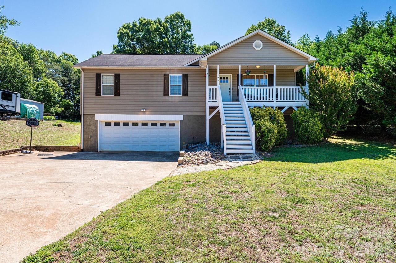 1896 Bakers Glade Ln., Hickory, NC 28602
