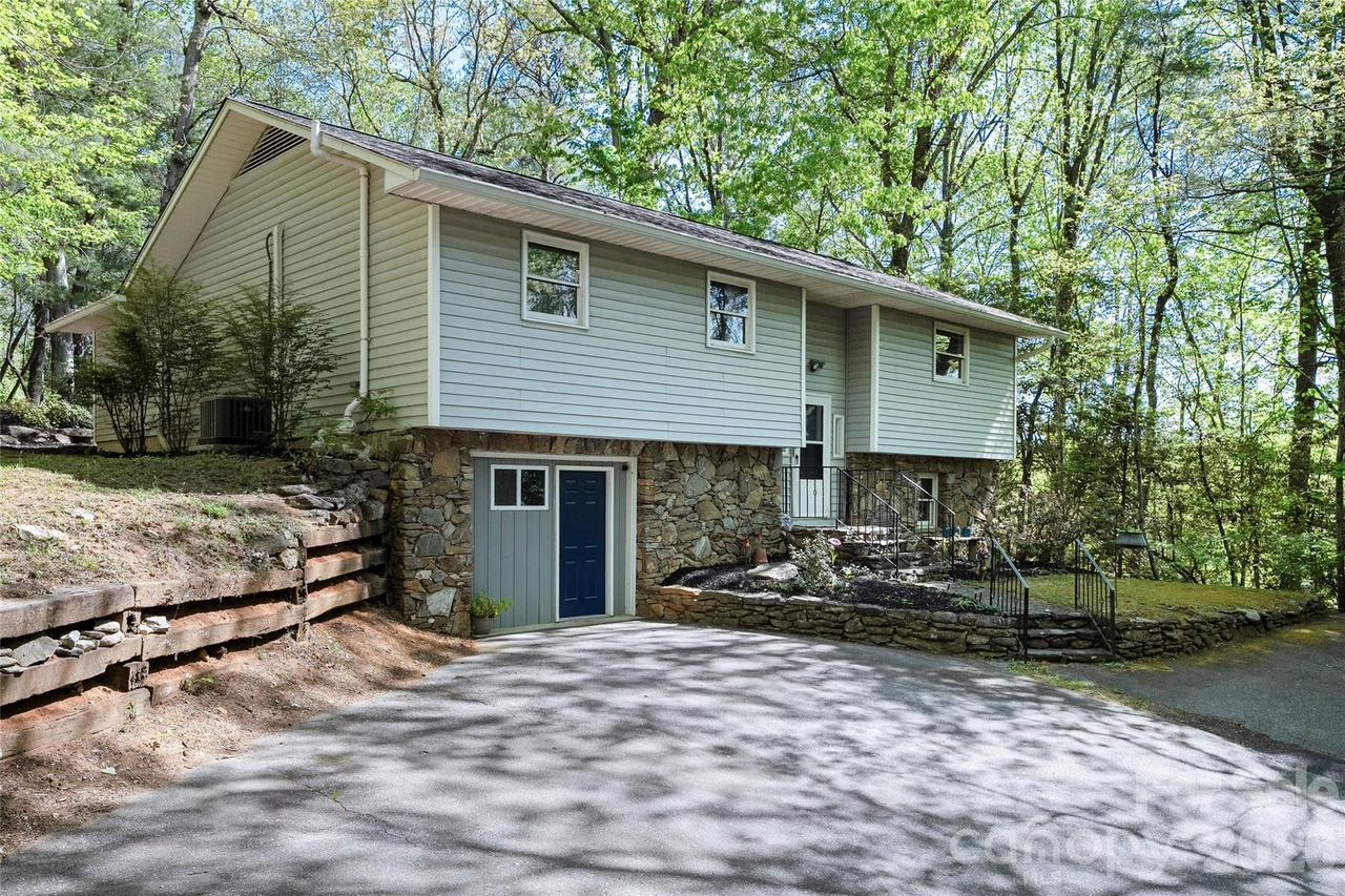 84 Chisholm St., Saluda, NC 28773