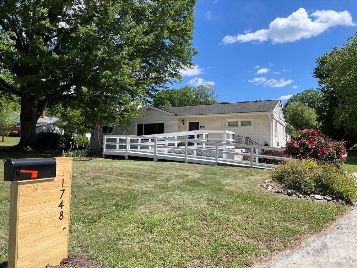 1748 Old West Ln., Gastonia, NC 28052