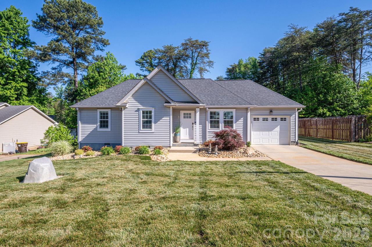 7611 Sarah Dr., Denver, NC 28037