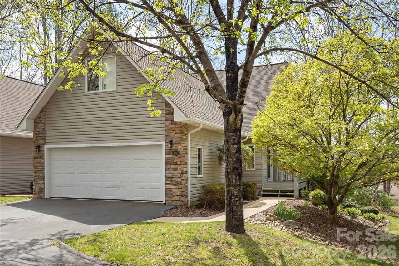 2115 Cumming Woods Ct., Hendersonville, NC 28739