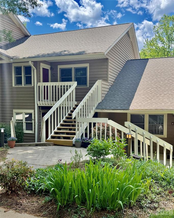 8 Creekside Ln., Asheville, NC 28803