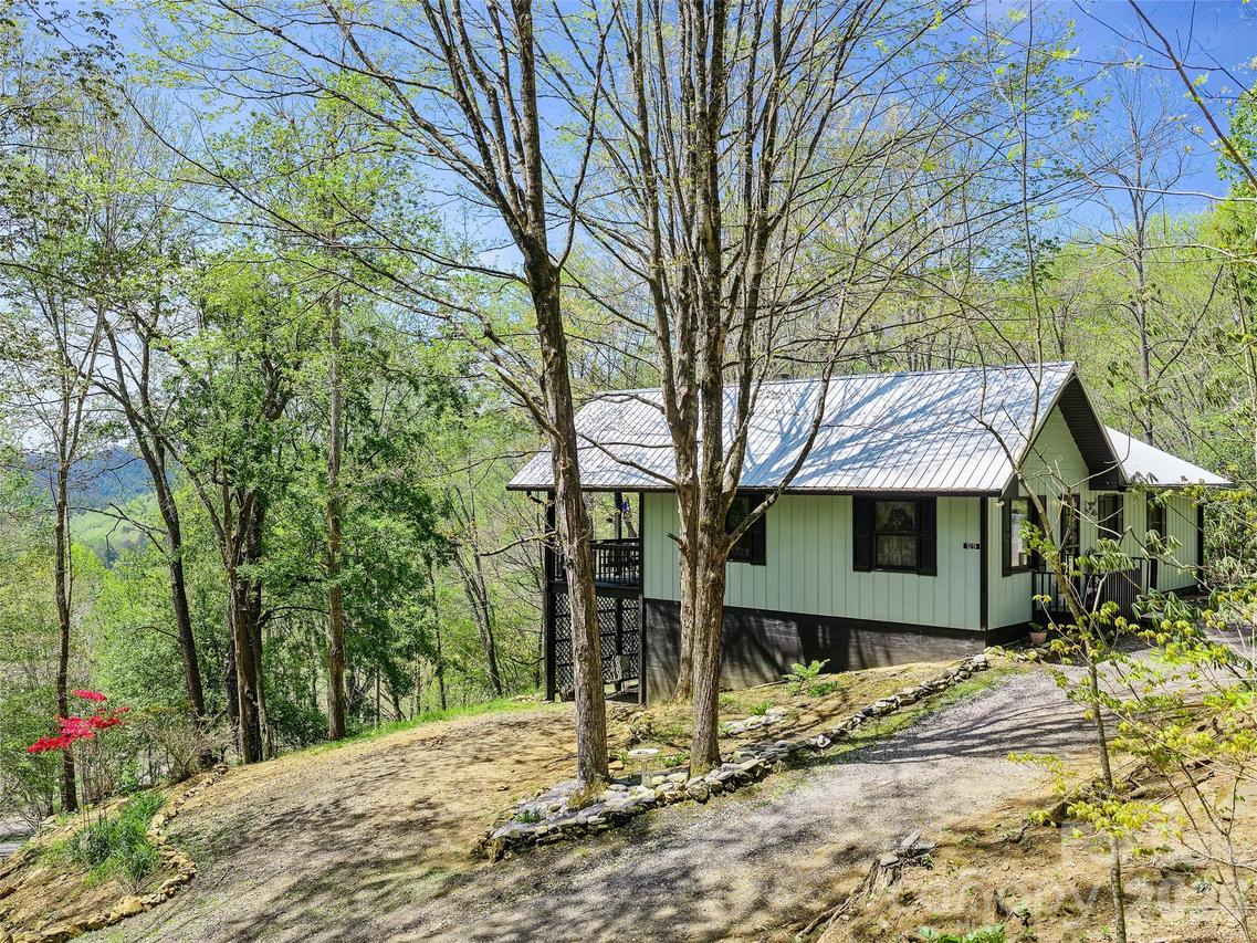 129 Kantagree Dr., Bakersville, NC 28705
