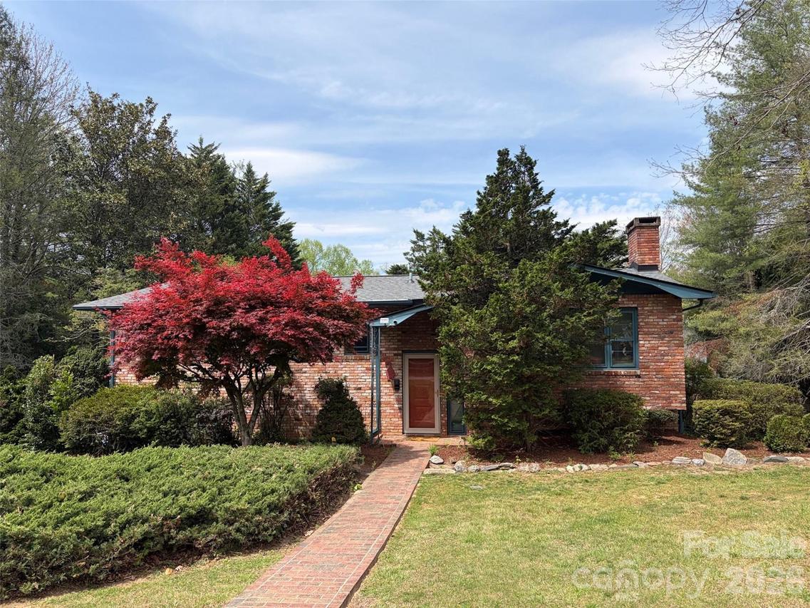 122 W Sweetbriar Ln., Etowah, NC 28729