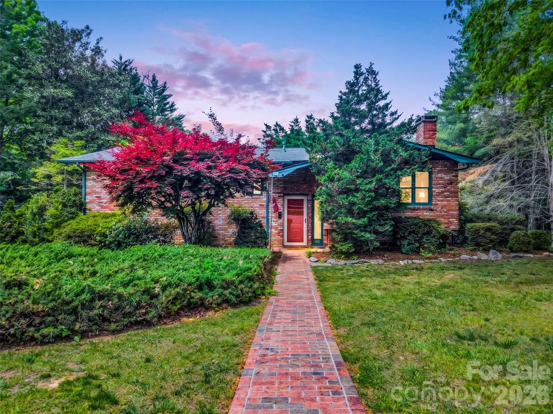 122 W Sweetbriar Ln., Etowah, NC 28729